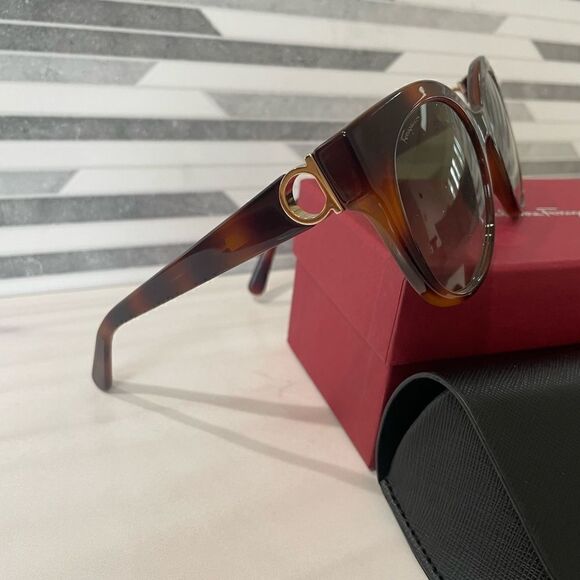 NIB SALVATORE FERRAGAMO SF1031S Ladies Sunglasses - Picture 7 of 8